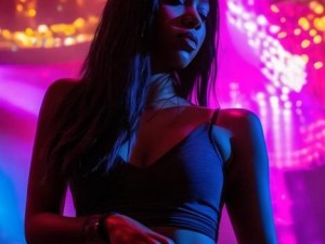 十七岁女说唱歌手的梦想与挑战在美国的舞台上绽放光芒