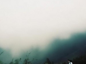 夏天透过短袖看到女生,夏日短袖轻盈透视她的青春魅力与清新气息