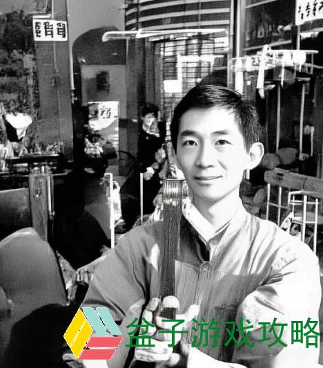 桃花溪畔春意浓，流水潺潺映人心，桃花如梦醉乡愁
