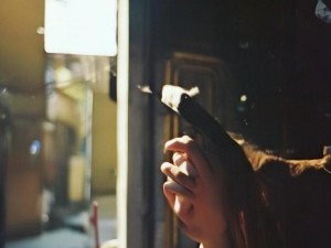 娜英魅力四射的瞬间展现，青春活力与优雅气质的完美融合