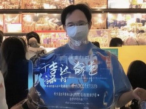 明艳动人的她在阳光下绽放光彩，温暖每一个心灵的瞬间