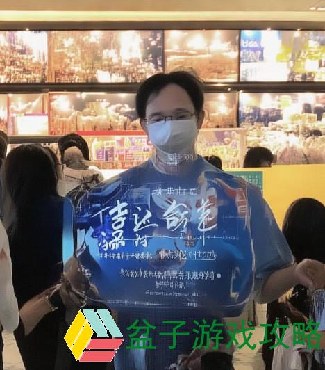 明艳动人的她在阳光下绽放光彩，温暖每一个心灵的瞬间